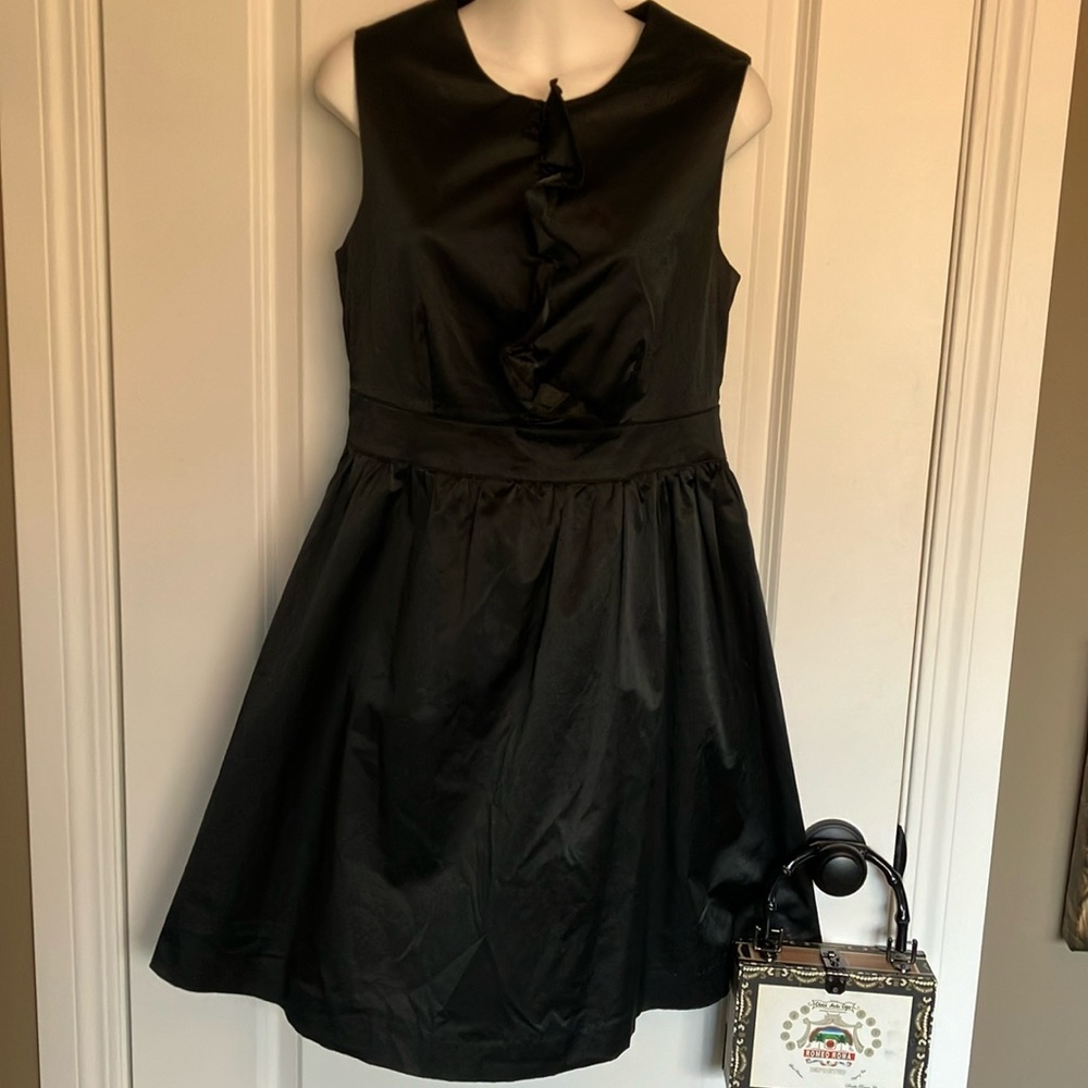✨Simply elegant satin look Alfred Sung sleeveless dress w/ruffle detail down top